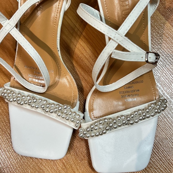 NWOT - Pearl Décor Sandals (Size 7) * White - Picture 9 of 10